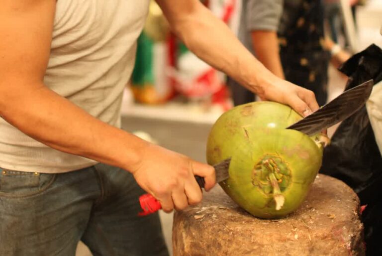cara mengupas sabut kelapa