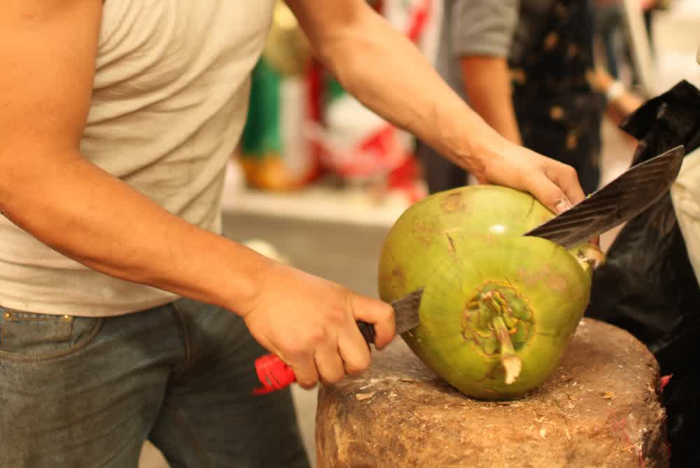 cara mengupas sabut kelapa